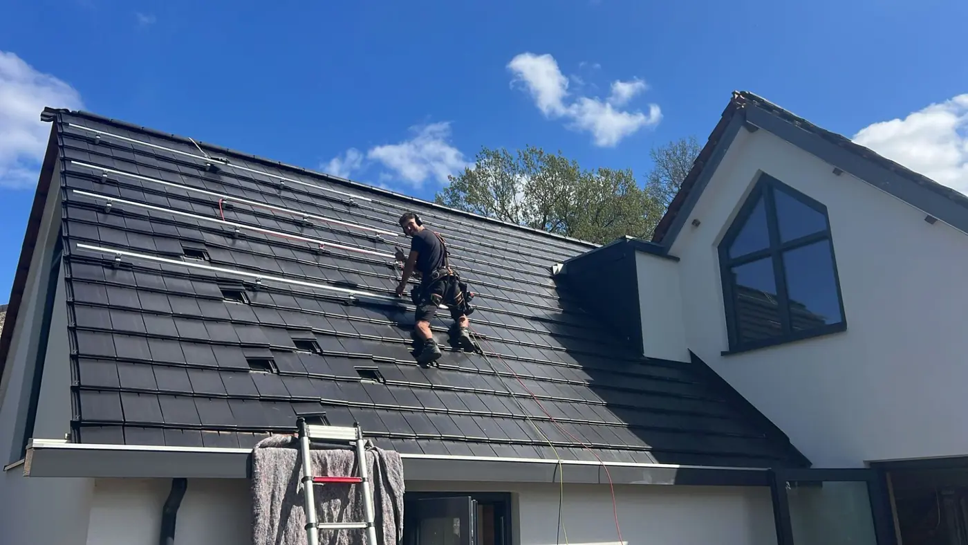 Monteur aan het werk op het dak van een woning