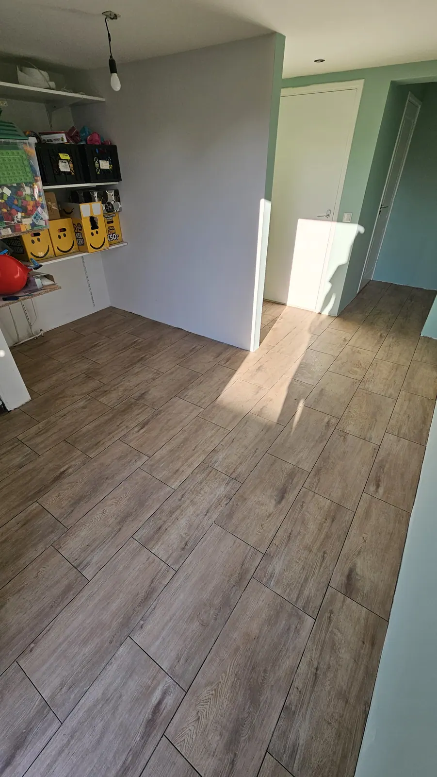 Houtlook tegelvloer in een gang of overloop na het leggen van de tegels