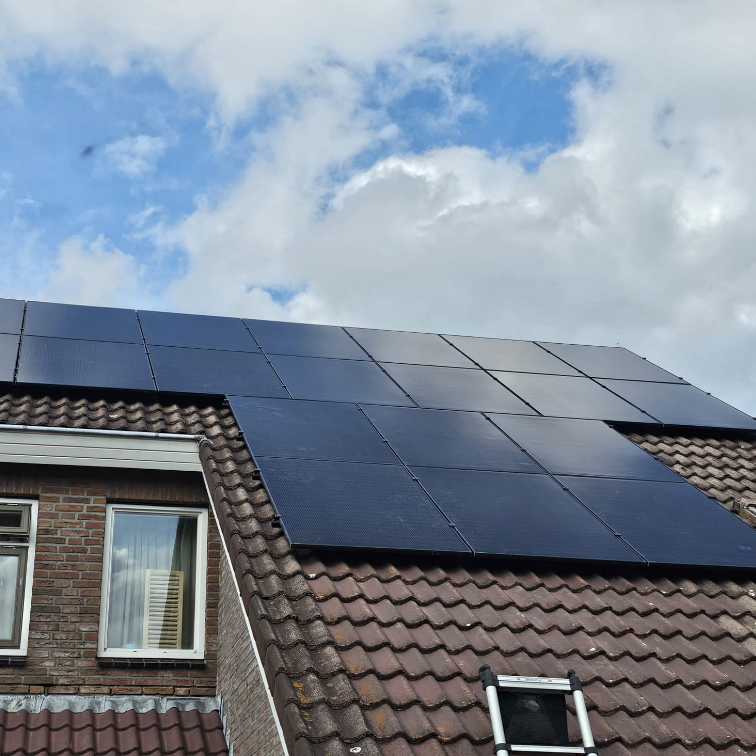 oosterveld-instalaties-emmen-zonnepanelen-schuin-woonhuis